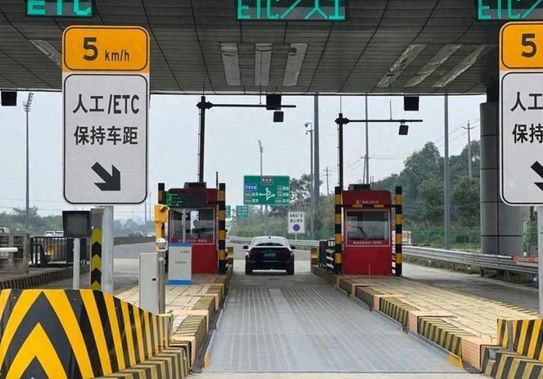 高速公路无杆通行_自由流收费技术原理_高速收费站