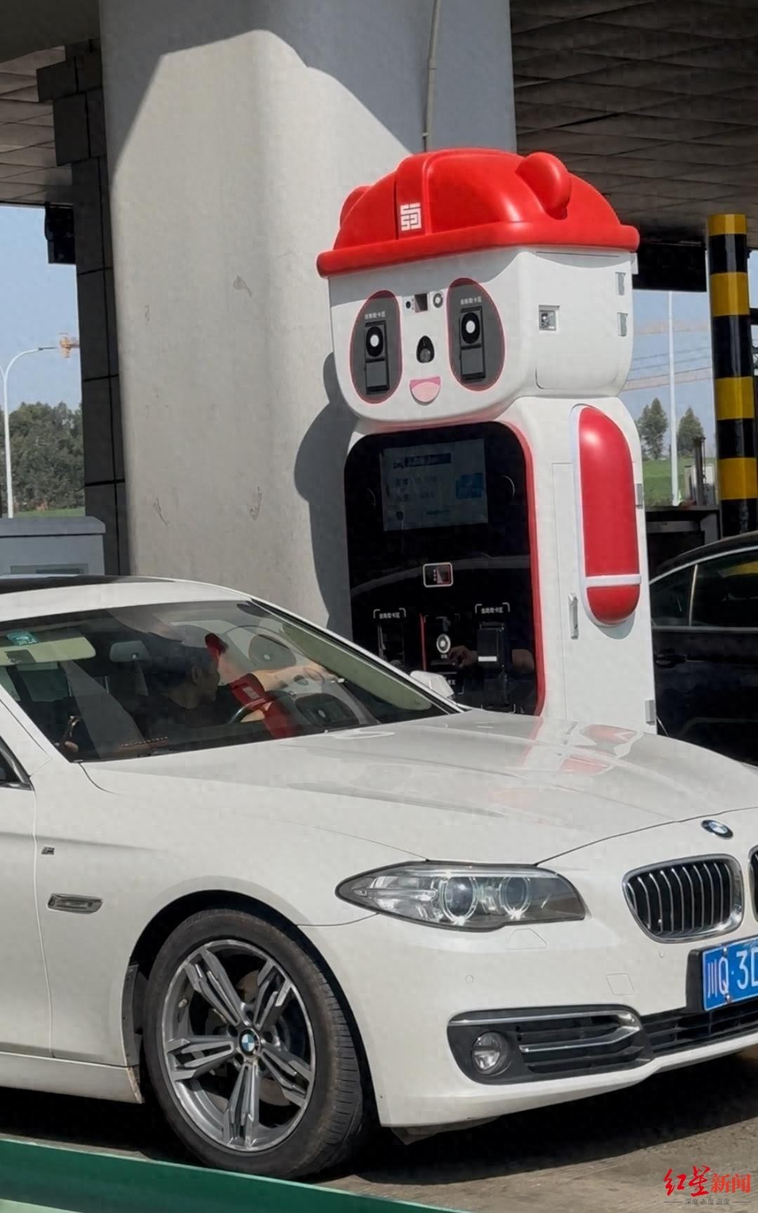 春节四川高速收费站现机器人自动发卡，车主直呼智能方便