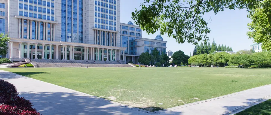 2025年全国大学录取分数线排名，含新疆文理科一本二本情况