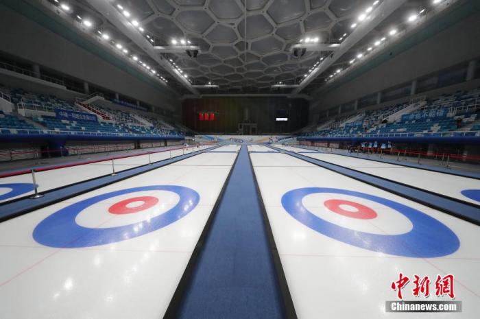 冬奥冰壶场馆冬奥冰壶场馆又名“冰立方”,由2008年奥运会场馆“水立方”改建而来,是世界首个实现“水冰转换”的场馆。“冰立方”将在2022冬奥会作为冰壶比赛场地使用。图为市民在改造完成后的冰立方主场馆内进行体验。图片来源:视觉中国