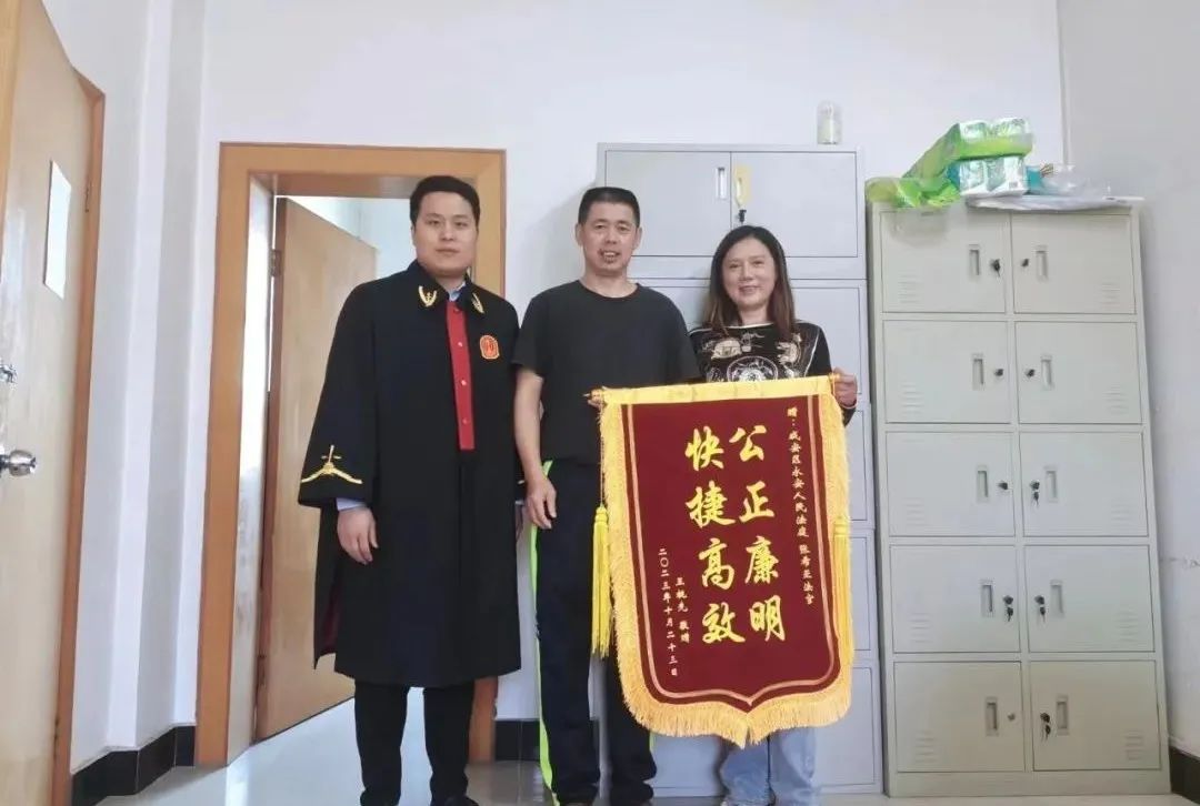 详细阅读:交通事故重伤无钱医治咋办?法院裁定保险公司先付救命钱 交通事故重伤无钱医治咋办?法院裁定保险公司先付救命钱