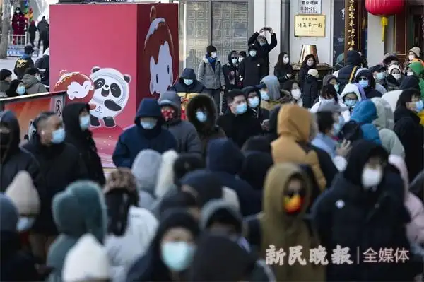 北京冬奥会吉祥物冰墩墩 王府井商业街 冬奥特许纪念品商店_冬奥会纪念品