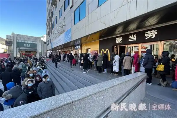 冬奥会纪念品_北京冬奥会吉祥物冰墩墩 王府井商业街 冬奥特许纪念品商店