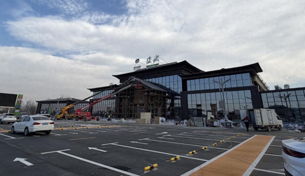 跑高速常去服务区，你知道它靠啥赚钱越开越豪华吗？