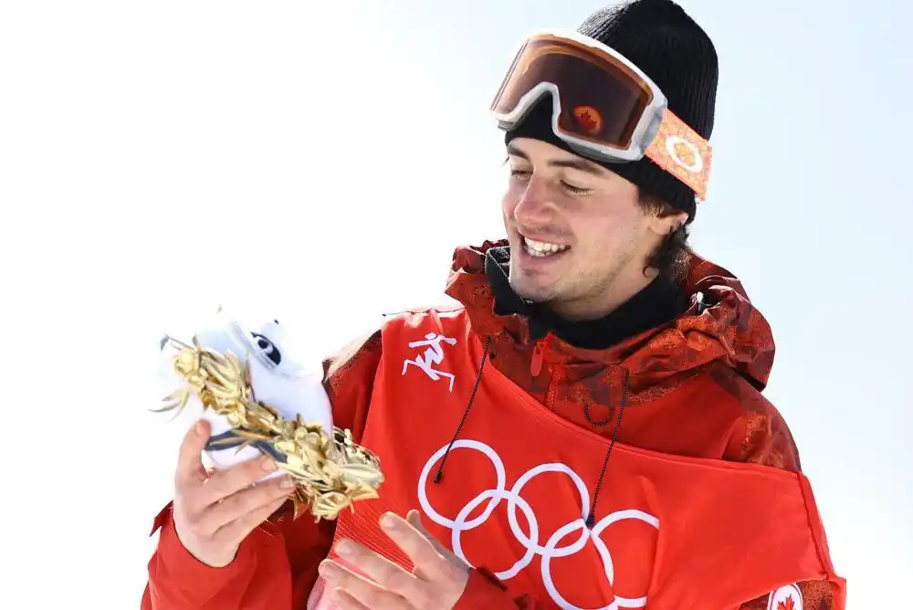 冬奥会纪念品_北京冬奥会金色冰墩墩互动_获奖者与金色冰墩墩亲密接触