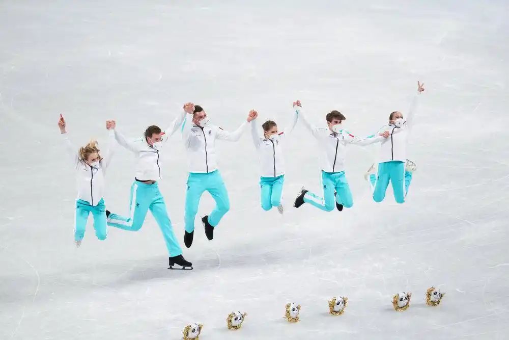 获奖者与金色冰墩墩亲密接触_冬奥会纪念品_北京冬奥会金色冰墩墩互动