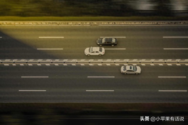 高速行驶常被超？解读背后真相，附实用行车建议