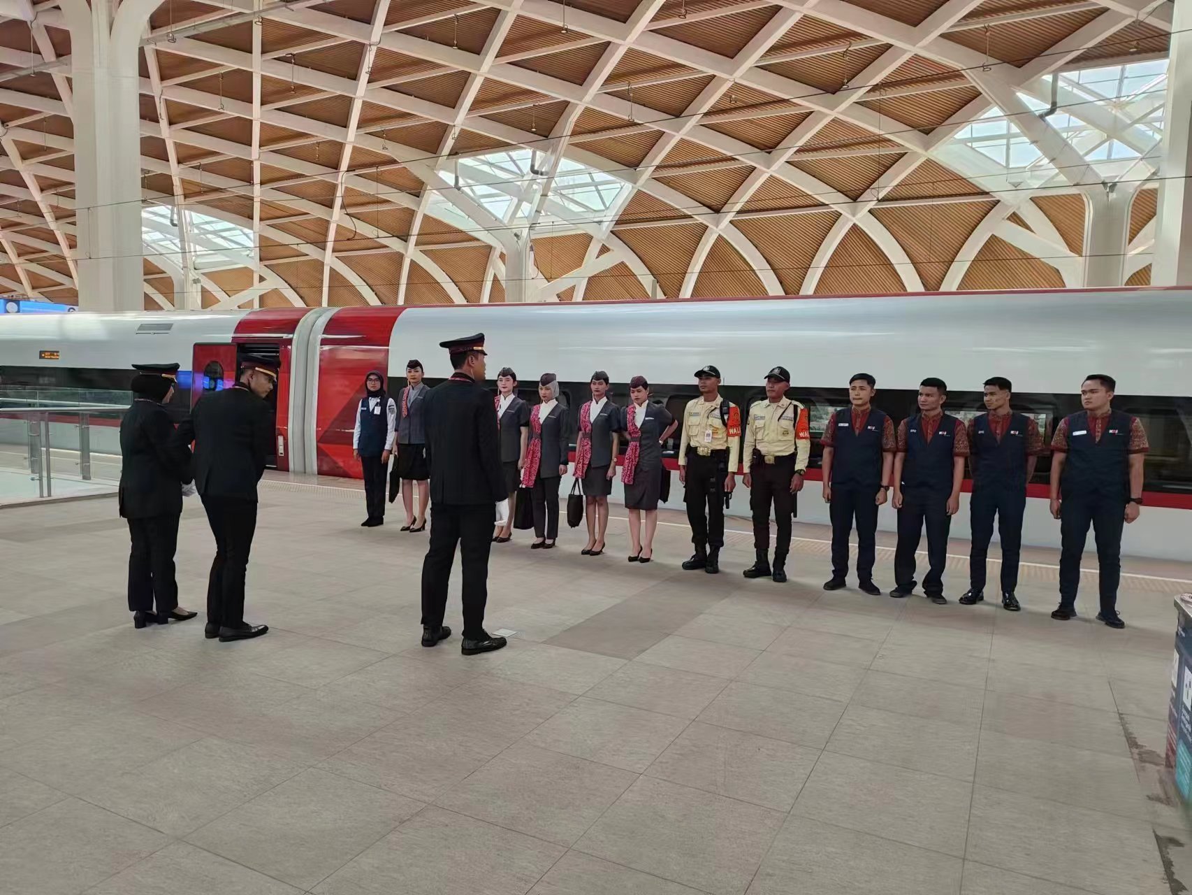 雅万高铁开通，中国造高速动车组首次在印尼商业运营