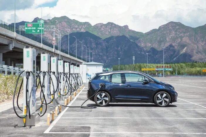 春运新能源汽车充电保障_高速服务区设施_高速公路新能源汽车充电桩