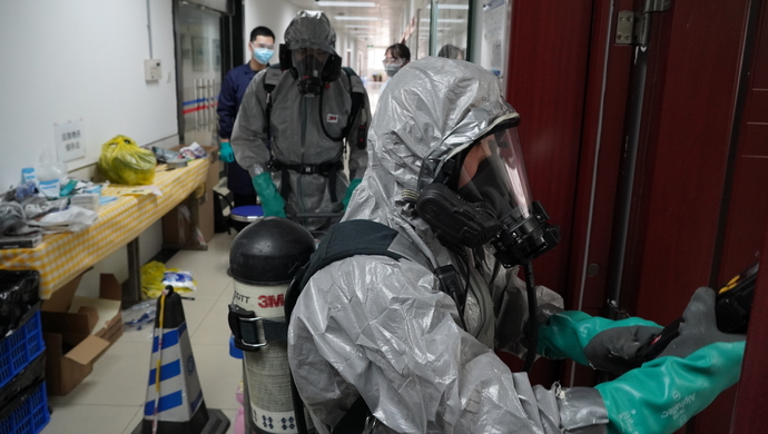 华东理工大开展实验室化学品泄漏应急演练 多单位人员围观