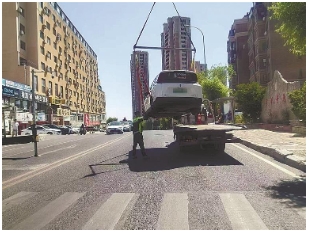 违章停车_大连交警拖车违停 车主屡罚不改 霸站停车被强制拖离