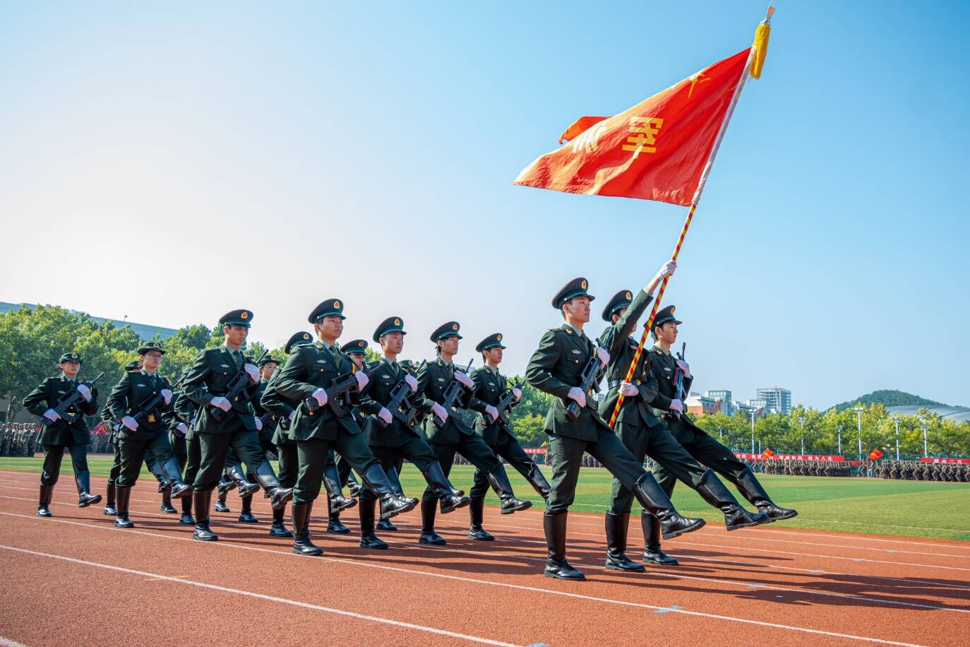 中国石油大学华东2025级本科生军训结业典礼_中国石油大学华东军训活动_大学军训