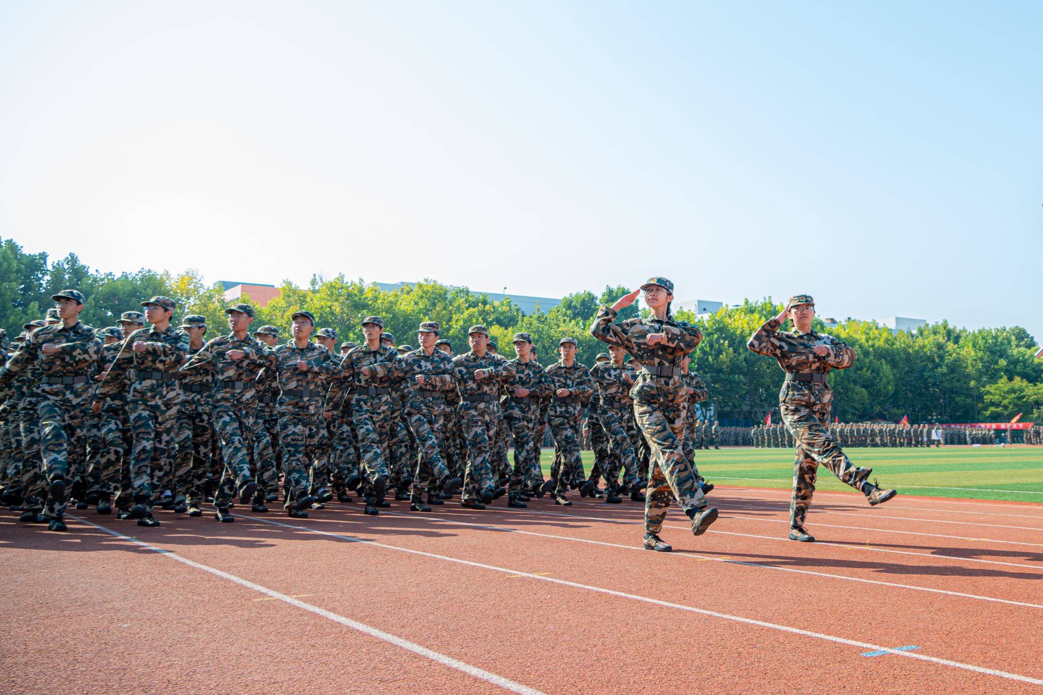 大学军训_中国石油大学华东2025级本科生军训结业典礼_中国石油大学华东军训活动
