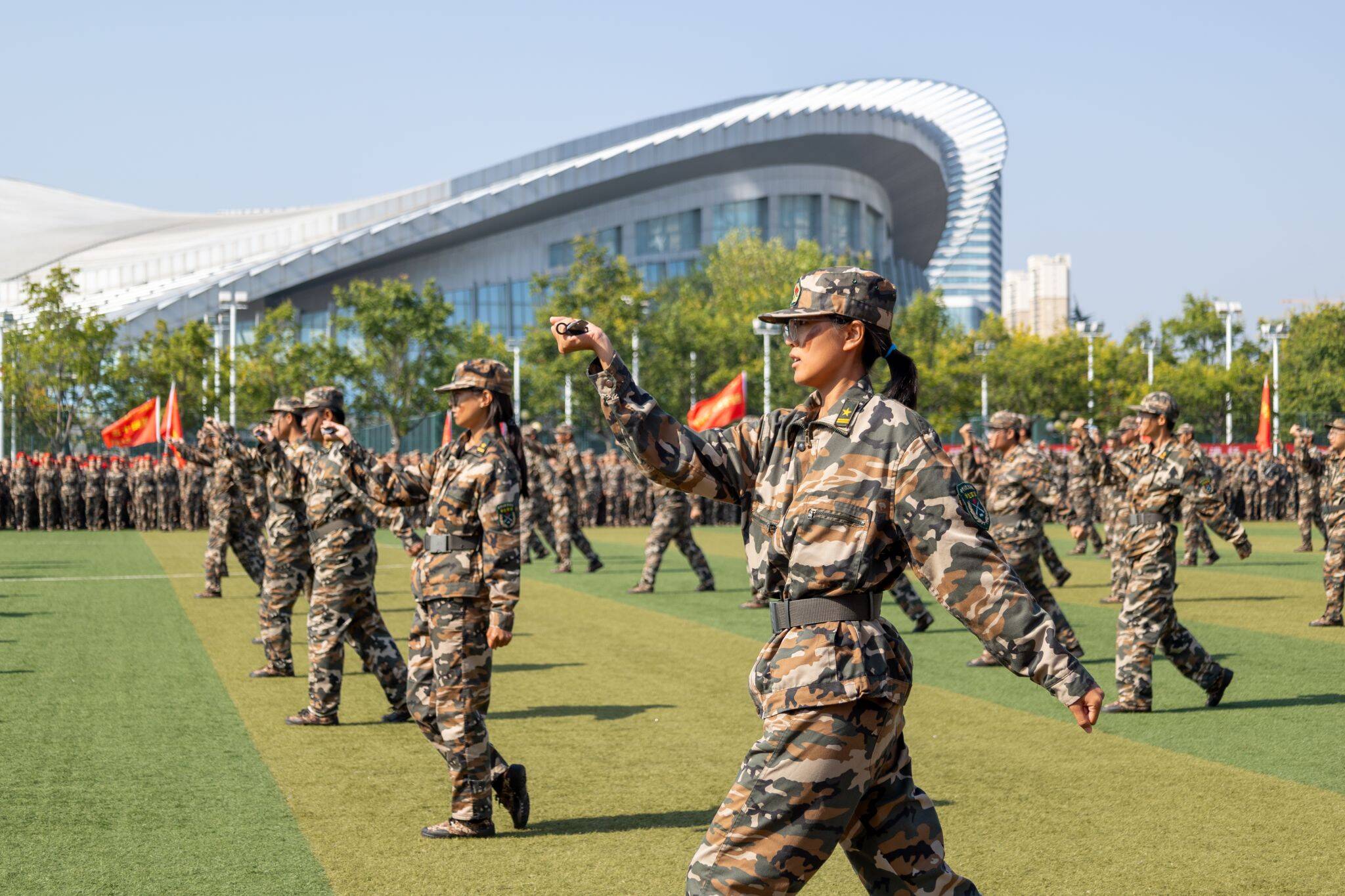 大学军训_中国石油大学华东军训活动_中国石油大学华东2025级本科生军训结业典礼