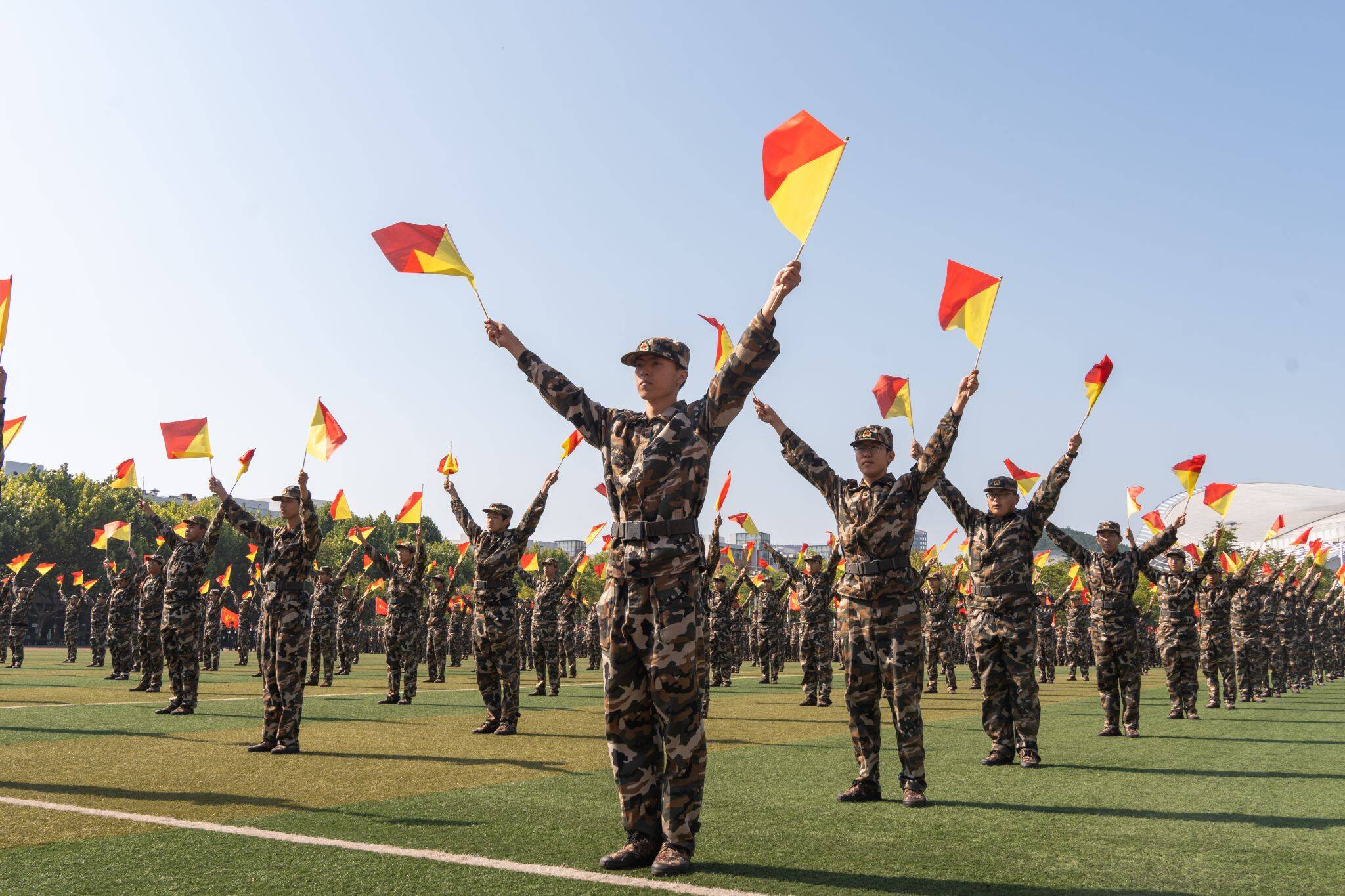 中国石油大学华东2025级本科生军训结业典礼_中国石油大学华东军训活动_大学军训