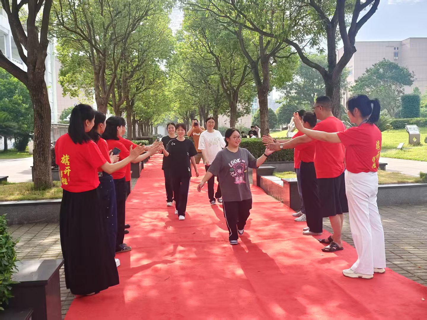 宁波各学校教师家长送考团_高考考场_2025年浙江宁波高考送考活动