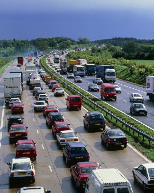 高速拥堵时女子举报二十余辆占应急车道私家车获叫好