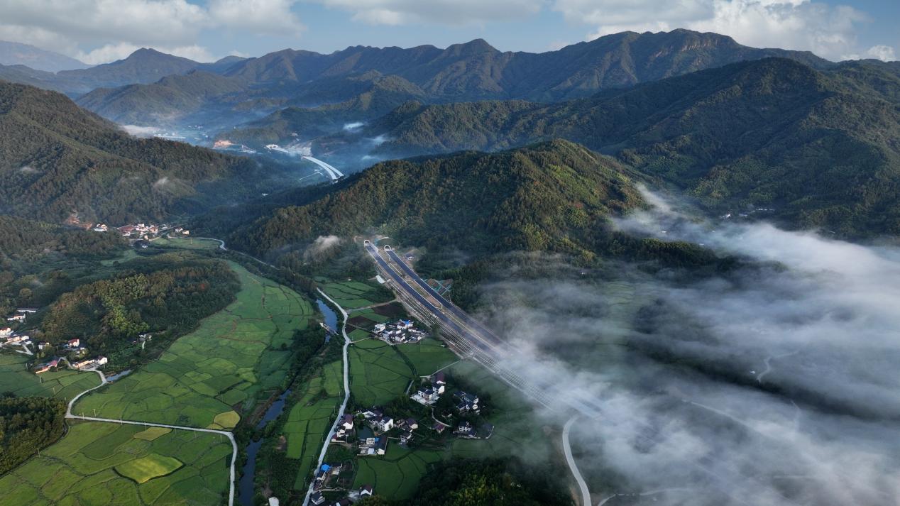 建设中的泾青高速。乐建平摄