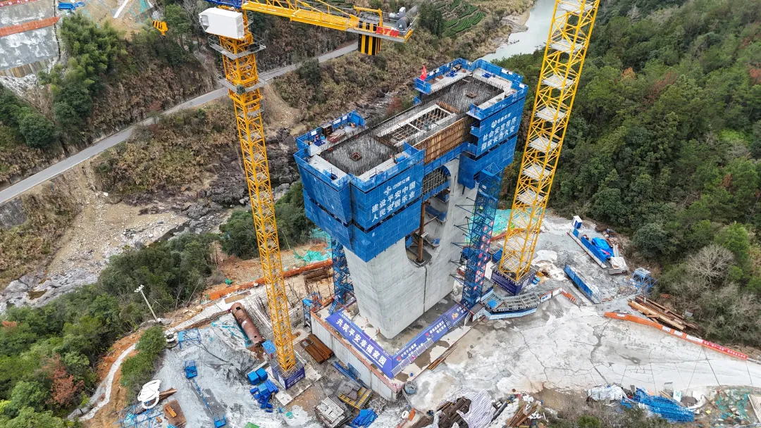 苍泰高速施工复工_大坪山隧道施工进展_高速桥梁