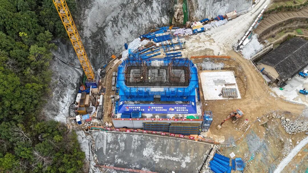 大坪山隧道施工进展_高速桥梁_苍泰高速施工复工
