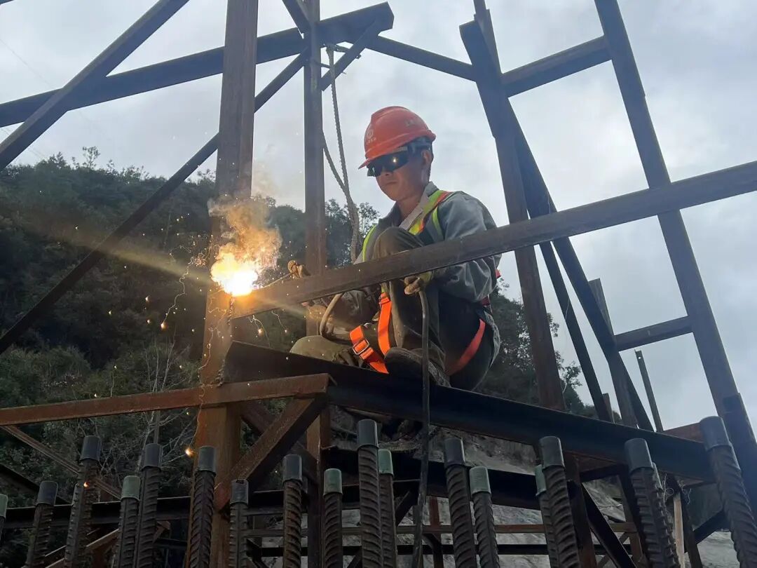 高速桥梁_苍泰高速施工复工_大坪山隧道施工进展