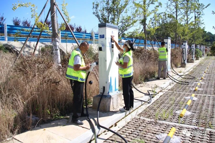 印江高速服务区充电设施全覆盖_高速服务区设施_秀印高速木黄会师服务区充电桩