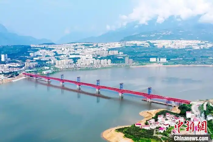 峨汉高速兰家湾特大桥钢桁梁合龙，多项设计施工难度大