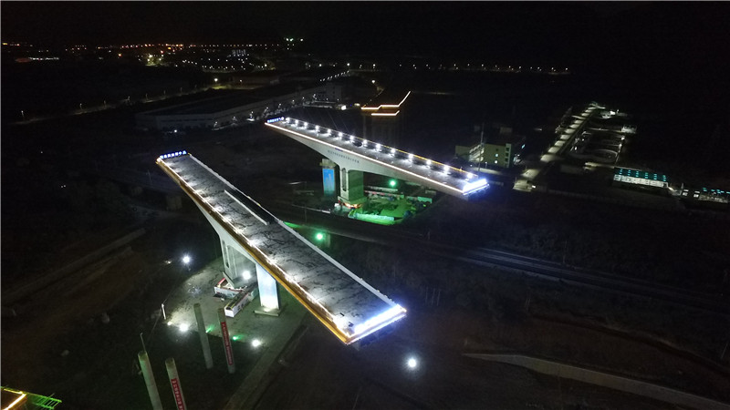 高速桥梁_全国首例高速桥梁凌晨转体跨京广高铁_超大吨位双幅高速公路桥梁转体跨越高铁