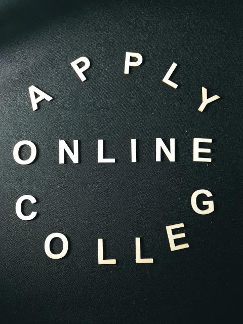 大学生贫困生助学金申请书：因家庭重担盼获助完成学业