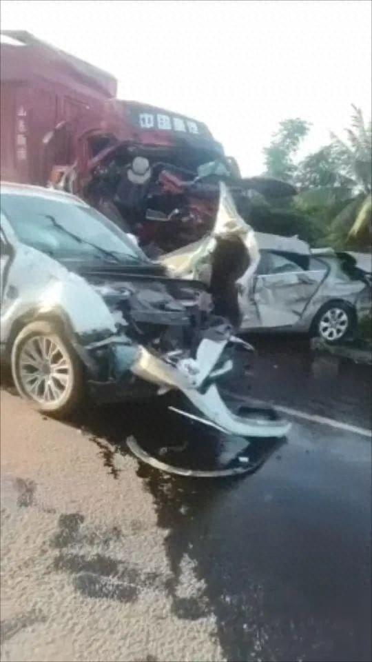 海南环岛高速西线澄迈段周五晚高峰突发多起追尾事故