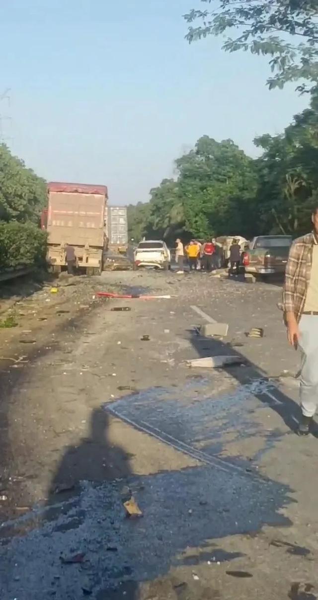 海南环岛高速追尾事故_澄迈段多车连环相撞_高速事故