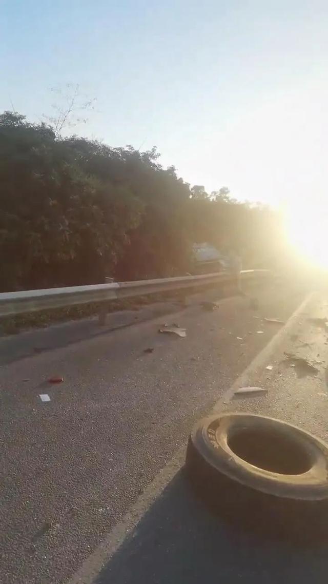 澄迈段多车连环相撞_高速事故_海南环岛高速追尾事故