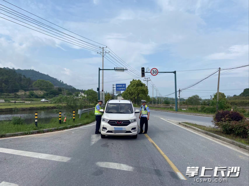 长沙县在重点路段设卡查处违法行为。