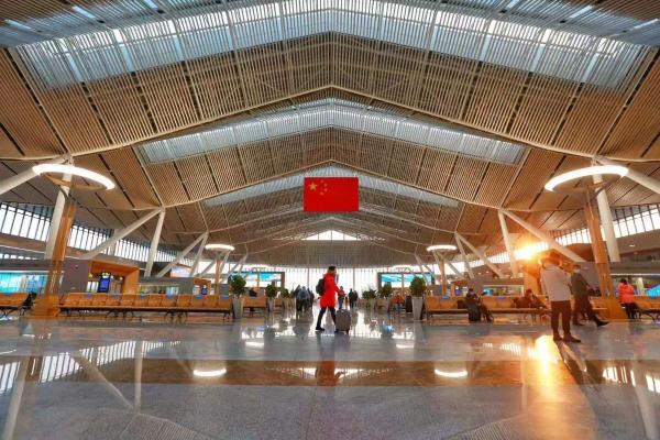 京哈高铁全程运行时间缩短_京哈高铁首趟列车开行_高速列车