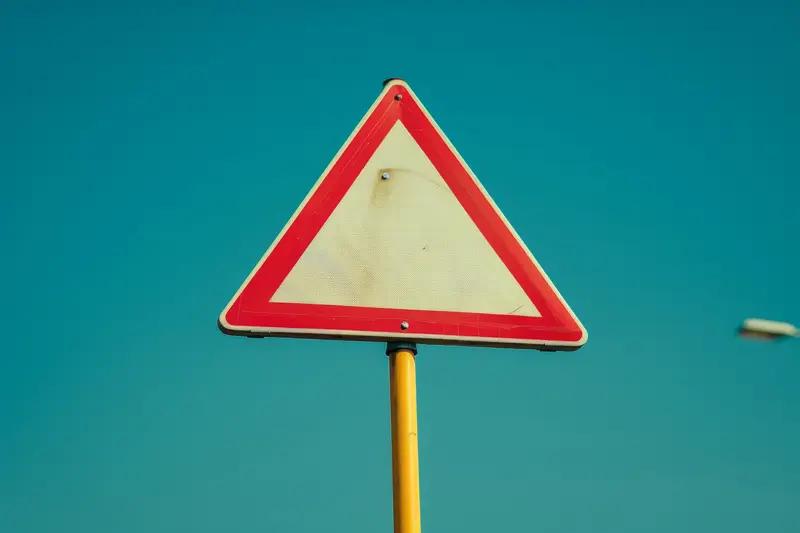 黄底黑边黑图案警告标志_高速交通标志_科目一交通标志识别