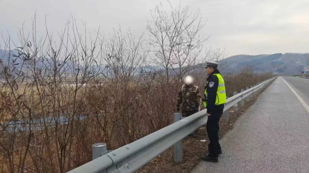 学雷锋护生态_高速交警_警民同心守家园