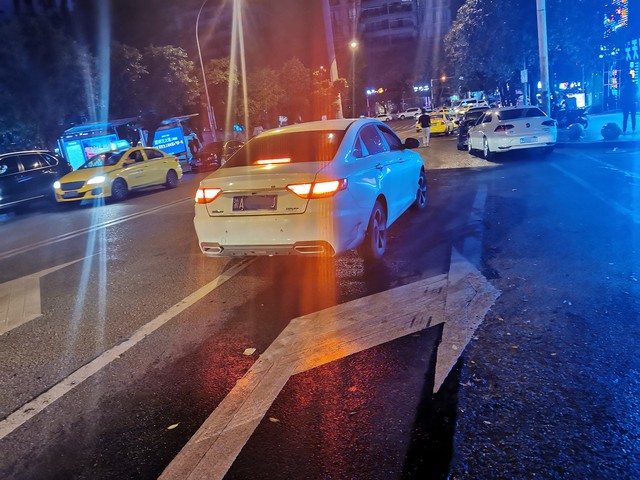 牢记限速规则宁慢三分不抢一秒_提前预判路况不抢不赶不临时变道_违章高发城市