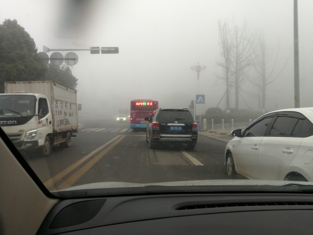 牢记限速规则宁慢三分不抢一秒_提前预判路况不抢不赶不临时变道_违章高发城市