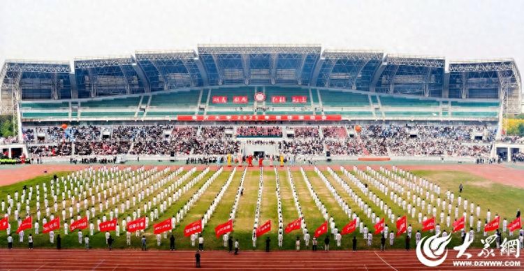 临沂大学 2025 年田径运动会盛大开幕，尽显青春风采