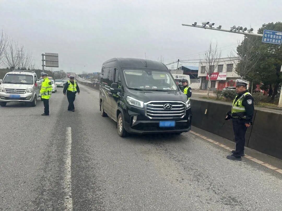 春运期间非法营运隐患大，南阳一客车超员非法改装被查