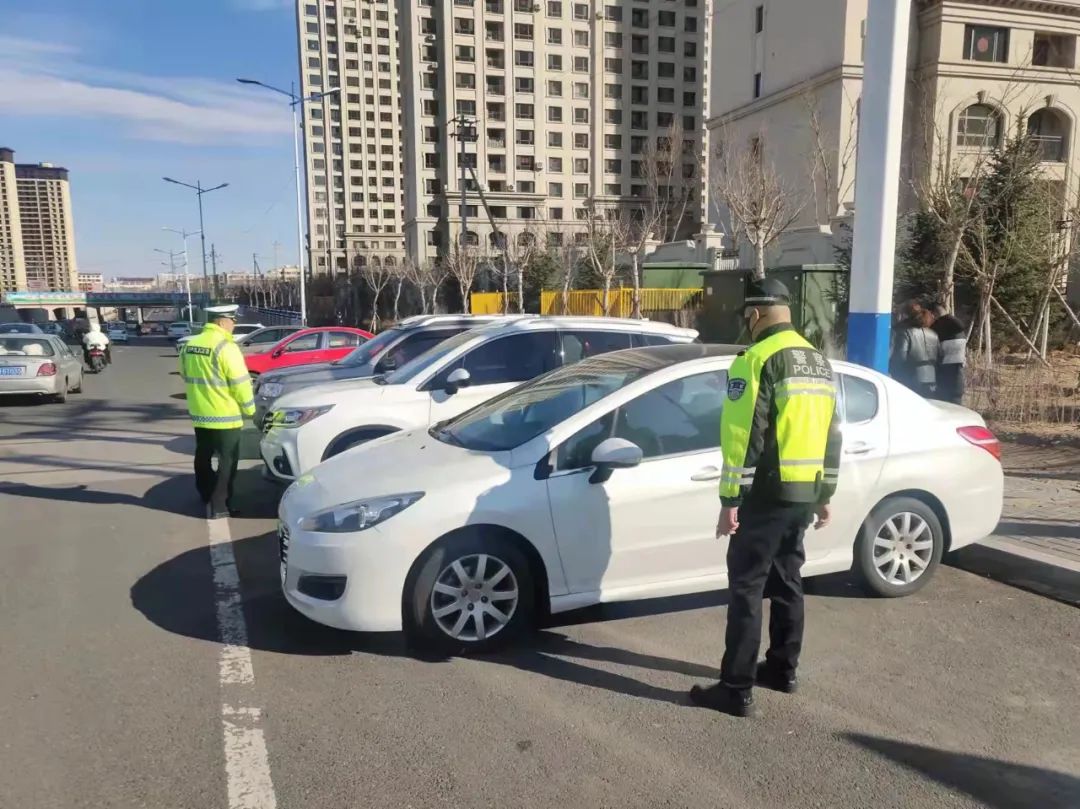 违章停车_赤峰市红山区交管违停整治行动_赤峰市红山区铁南大街乱停车治理