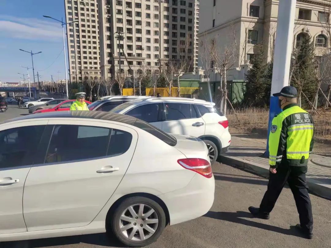 违章停车_赤峰市红山区铁南大街乱停车治理_赤峰市红山区交管违停整治行动