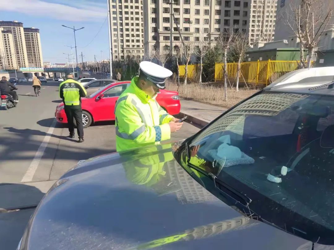 赤峰市红山区交管违停整治行动_违章停车_赤峰市红山区铁南大街乱停车治理