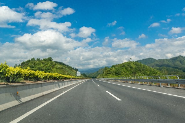 我国高速建设领跑全球，为啥多数常年亏损还不断在建？