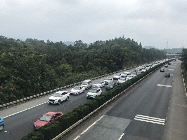 高速公路上堵车了。哥哥在路边卖锅炒面。你能抓住这个商机吗？