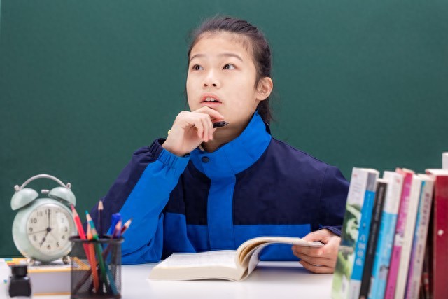 适配全主题场景的高考作文模板，含多样句型与替换示例