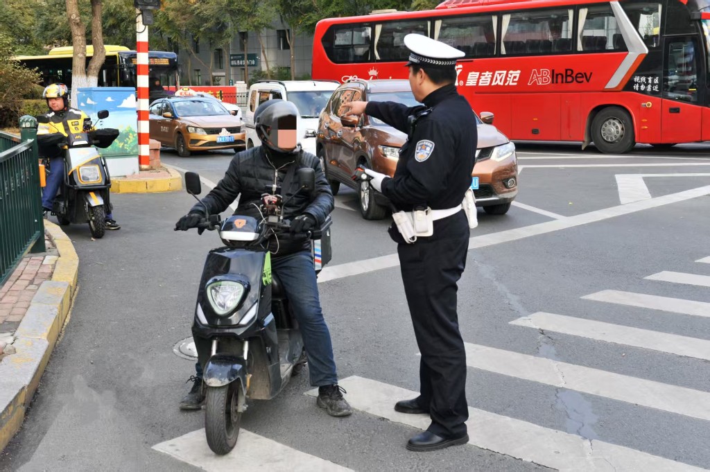 哈尔滨市公安局交管部门电动车专项整治行动_电动车违法专项整治行动_违章高发地段整治