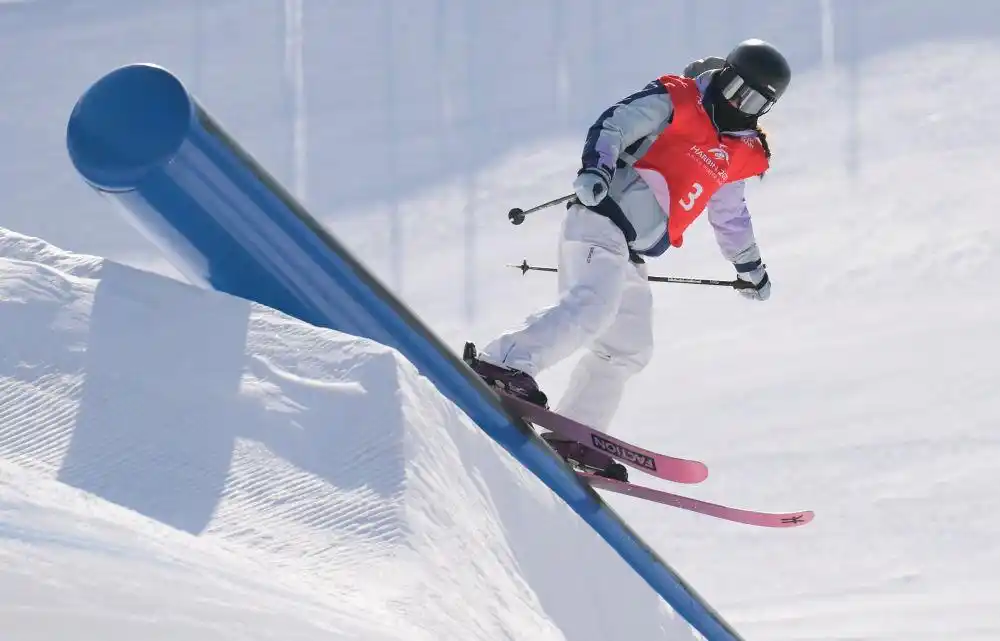 中国亚冬会冰雪故事_中国冰雪运动发展历程_冬奥会运动员