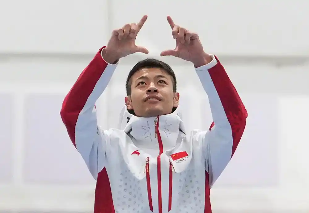 中国冰雪运动发展历程_中国亚冬会冰雪故事_冬奥会运动员