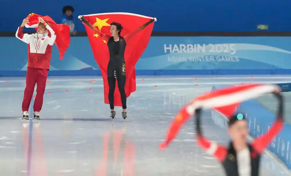 中国亚冬会冰雪故事_中国冰雪运动发展历程_冬奥会运动员